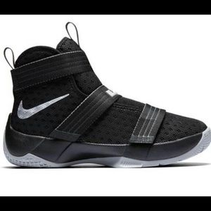 NIKE LEBRON SOLDIERS 10 BOYS' BASKETBALL SHOE